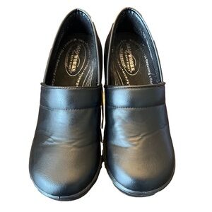 Women's Easy Works by Easy Street Black Slip Resistant Clogs. Size 7M